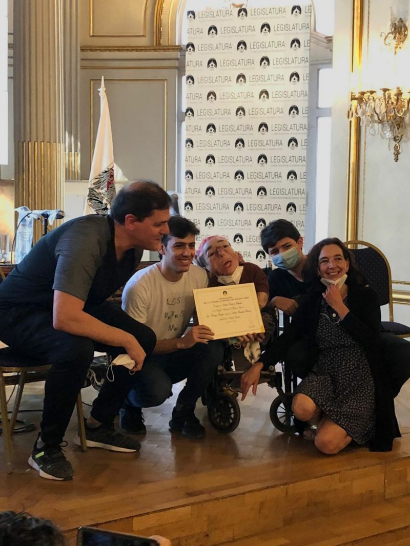 Matías com sua família, recebendo um diploma honorário quando seu livro, 'Formas propias', foi declarado de interesse cultural na Assembleia Legislativa de Buenos Aires (Foto: BBC News)