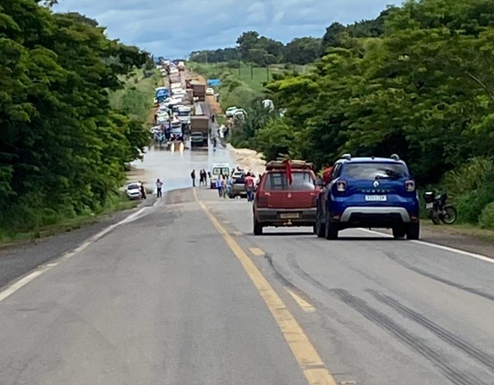 Trânsito é parcialmente interditado na BR-364 em Ariquemes, RO — Foto: Reprodução/Redes sociais 