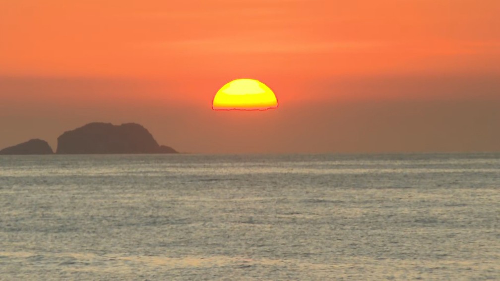 Pôr do sol visto da orla de Ipanema — Foto: Sisley Monteiro/TV Globo