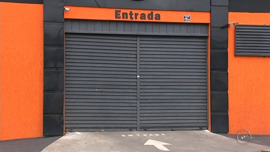 Câmera registra comerciante atirando em ladrões durante tentativa de assalto; vídeo