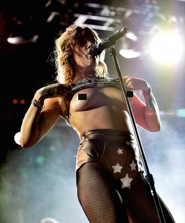 A cantora Tove Lo em show no festival de Coachella na Califórnia (Foto: Getty Images)