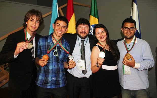 Os brasileiros Ivan Tadeu, Antônio Pedro, o professor José Pelielo (UERJ), Jéssica Lopes e Leonardo Costa ganharam medalhas na Olimpíada Ibero-Americana de  Biologia (Foto: Divulgação)