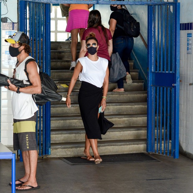 Juliana Paes vota na Zona Oeste do Rio (Foto: Webert Belicio/AgNews)