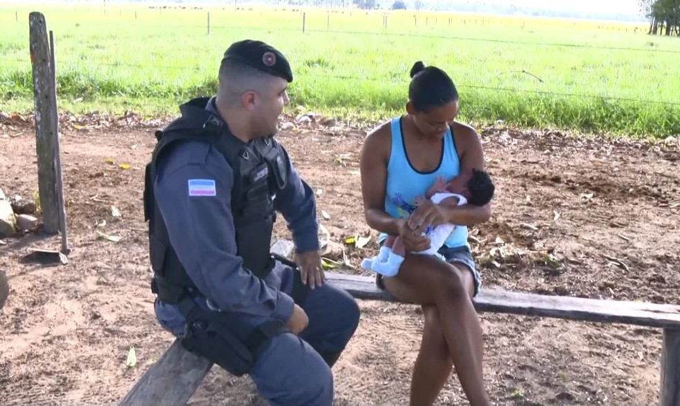 Soldado ajudou a socorrer bebÃª engasgado â Foto: ReproduÃ§Ã£o/ TV Gazeta