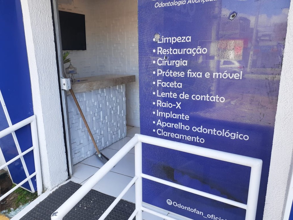 Tiros quebraram porta de vidro em clínica odontológica, na Zona Norte de Natal — Foto: Kleber Teixeira/Inter TV Cabugi