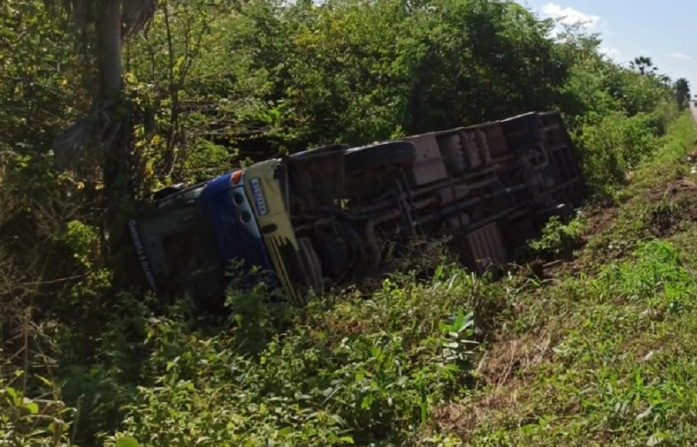 Ônibus com time de futebol tomba e deixa 10 feridos em Caucaia, na Grande Fortaleza — Foto: Isaac Macedo/TV Verdes Mares