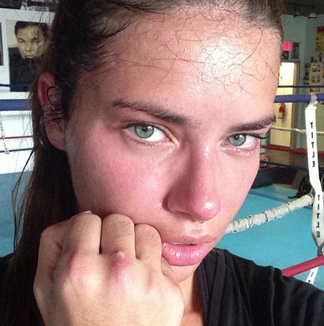 Adriana Lima mostrando a mão machucada pelo treino de boxe (Foto: Reprodução/Instagram)