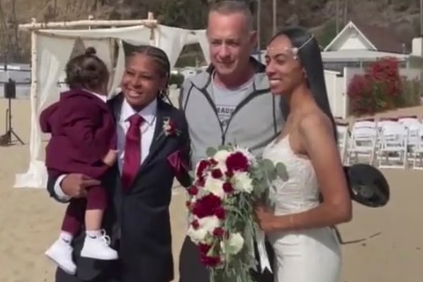 O ator Tom Hanks durante a cerimônia de casamento de Diciembre Farries e Tashia Farries (Foto: Instagram)
