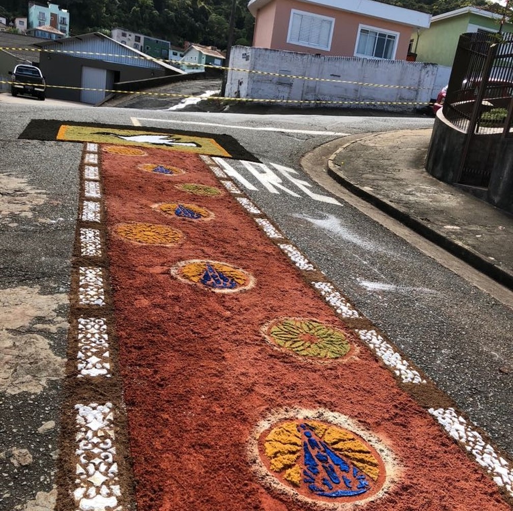 Tapetes foram montados por fiéis em paróquia de Poços de Caldas (MG) (Foto: Darci Donizetti da Silva)