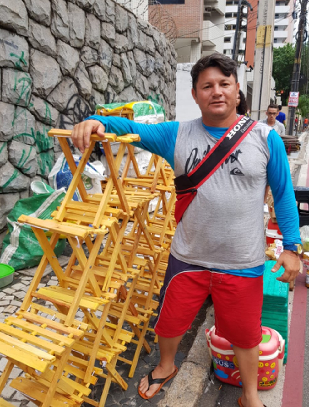 Paulo César trabalha como taxista em São Gonçalo do Amarante. Veio vender banquinhos de madeira no aterro da Praia de Iracema.. — Foto: Lyana Ribeiro/Sistema Verdes Mares