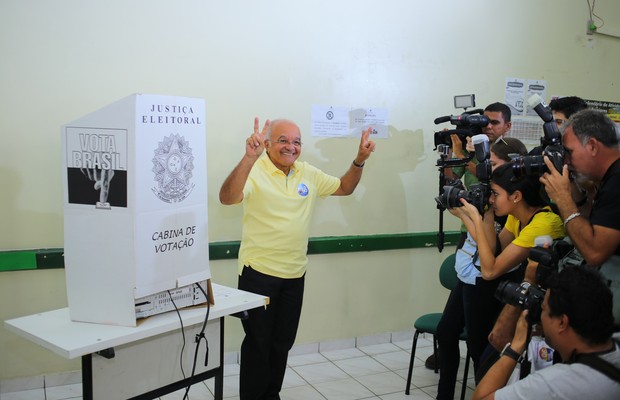 Candidato à reeleição ao governo do Amazonas, José Melo (PROS), vota em Manaus (Foto: PROS)