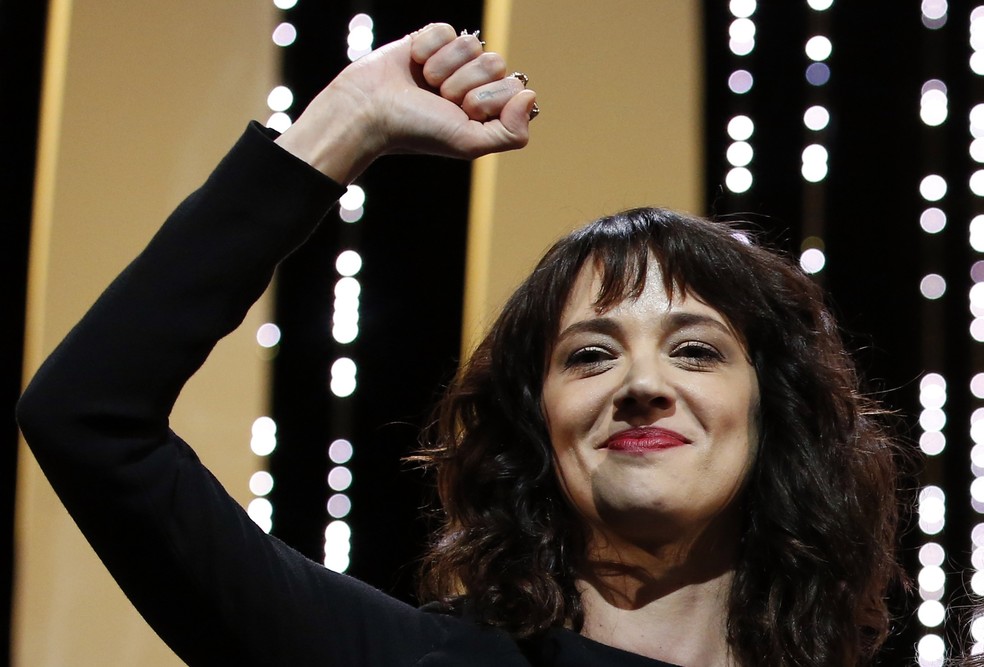 Asia Argento faz discurso na cerimônia de encerramento no Festival de Cannes (Foto: Reuters/Stephane Mahe)