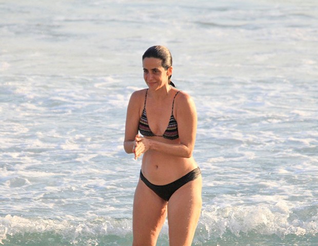 Mariana Lima na praia de Ipanema  (Foto: AgNews)