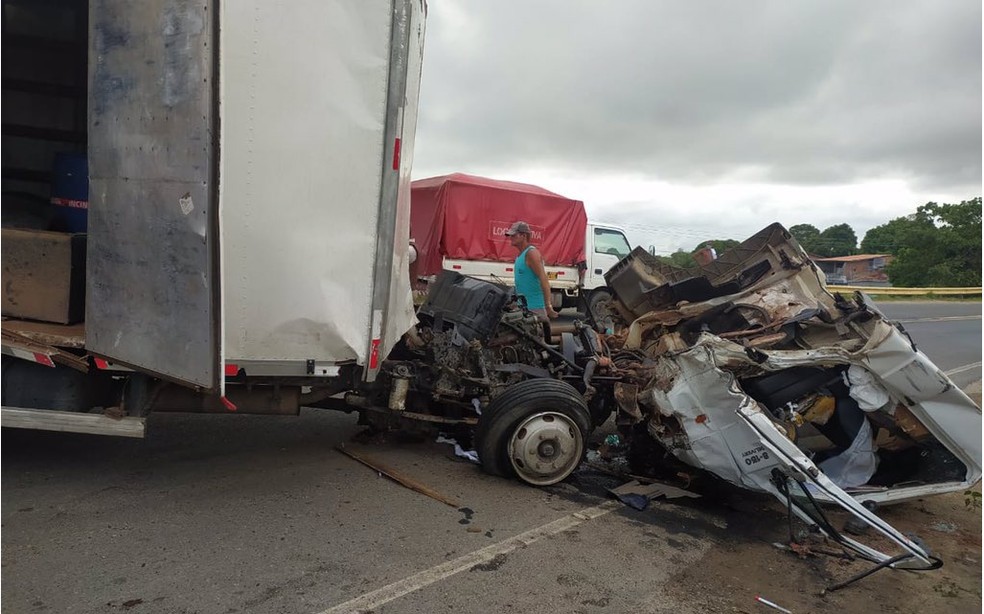 Batida entre caminh&otilde;es de grande porte deixa feridos na BA-001, na regi&atilde;o de Cacha Pregos &mdash; Foto: Corpo de Bombeiros