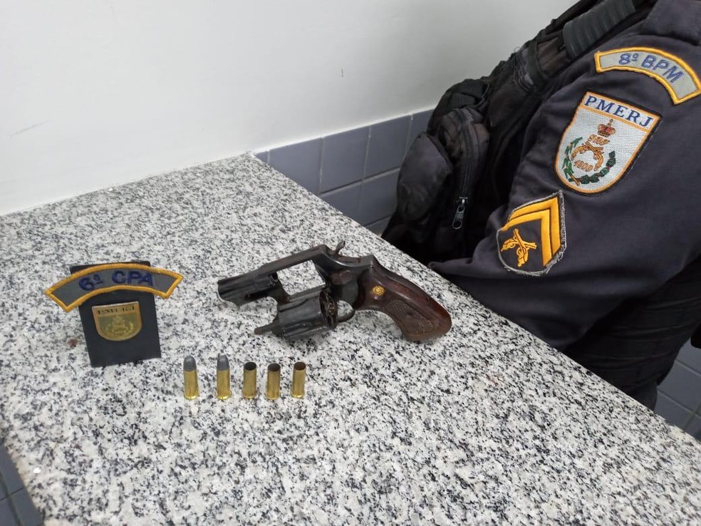 Polícia diz ter encontrado um revólver calibre 38 com homem morto em troca de tiros, em Guarus — Foto: Divulgação Polícia Militar