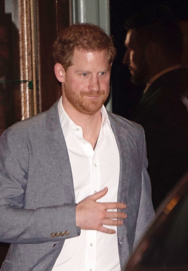 London, UNITED KINGDOM  - Prince Harry, Duke of Sussex leaves the Ivy Chelsea Garden restaurant in London amid Megxit crisis. *STRICTLY NOT AVAILABLE FOR ANY SUBSCRIPTION DEALS*Pictured: Prince Harry, Duke of SussexBACKGRID USA 19 JANUARY 2020 (Foto: MJ Pictures / BACKGRID)