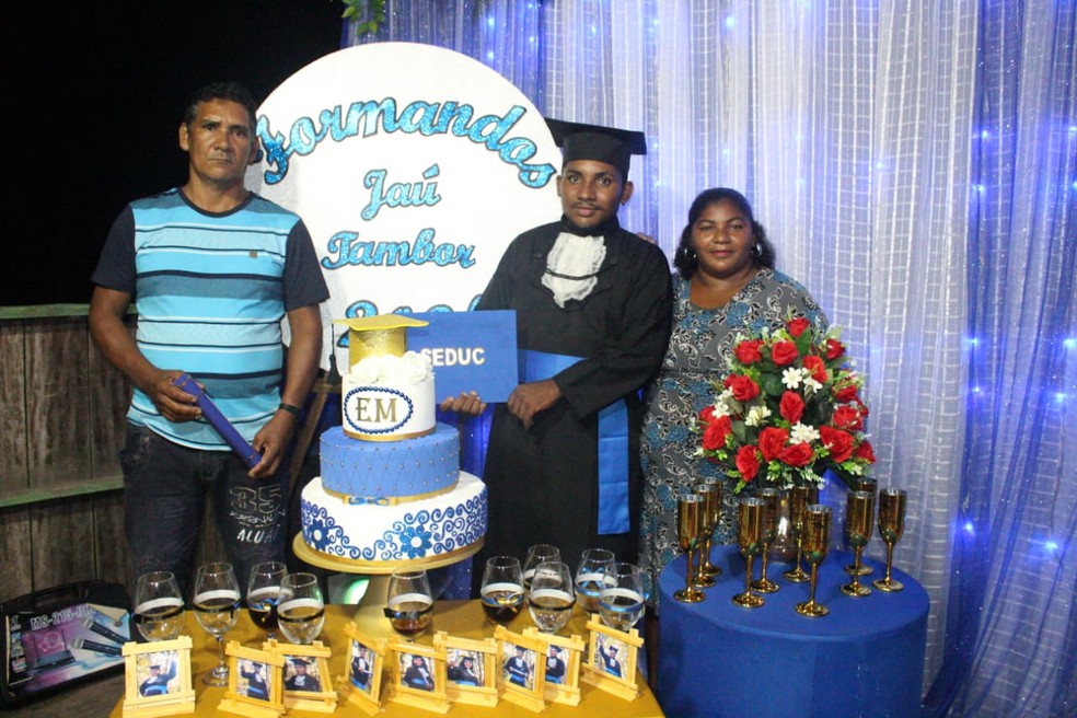 Pais ficaram emocionados com a formatura dos filhos.  — Foto: Divulgação