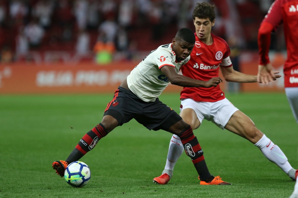 Lincoln foi titular contra o Internacional  (Foto: ROBERTO VIN&Iacute;CIUS/ESTAD&Atilde;O CONTE&Uacute;DO)