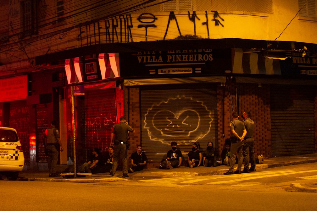 Polícia rende manifestantes na rua Teodoro Sampaio, em São Paulo  — Foto: Leo Orestes/ Framephoto/ Estadão Conteúdo