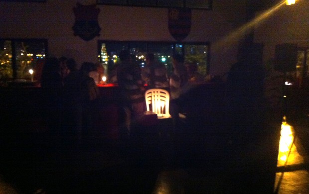 Sem energia, votação para Conselho do Fla acontece à luz de velas