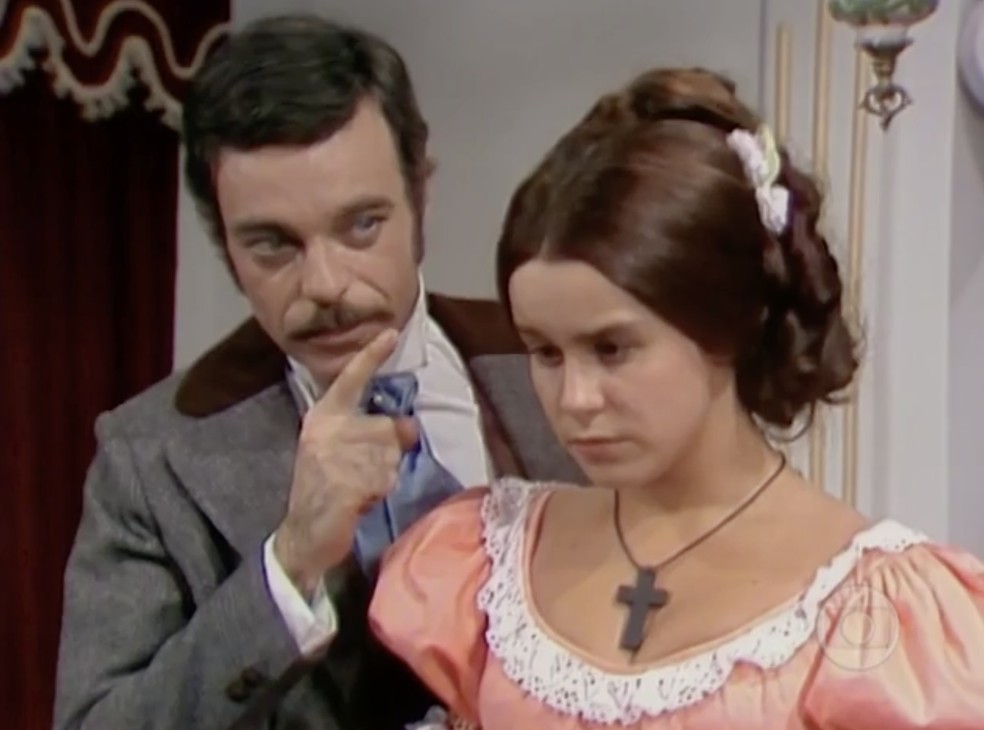 Isaura (Lucélia Santos) e Leôncio (Rubens de Falco) conversam em 'Escrava Isaura' — Foto: Globo