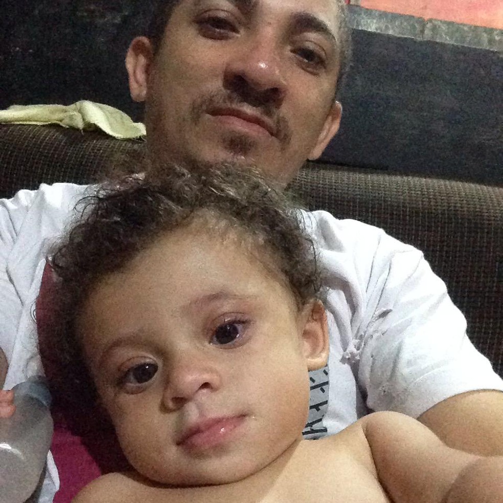 Pai e filha foram diagnosticados com doença conhecida como 'ossos de vidro' — Foto: Arquivo Pessoal/Elias Santos