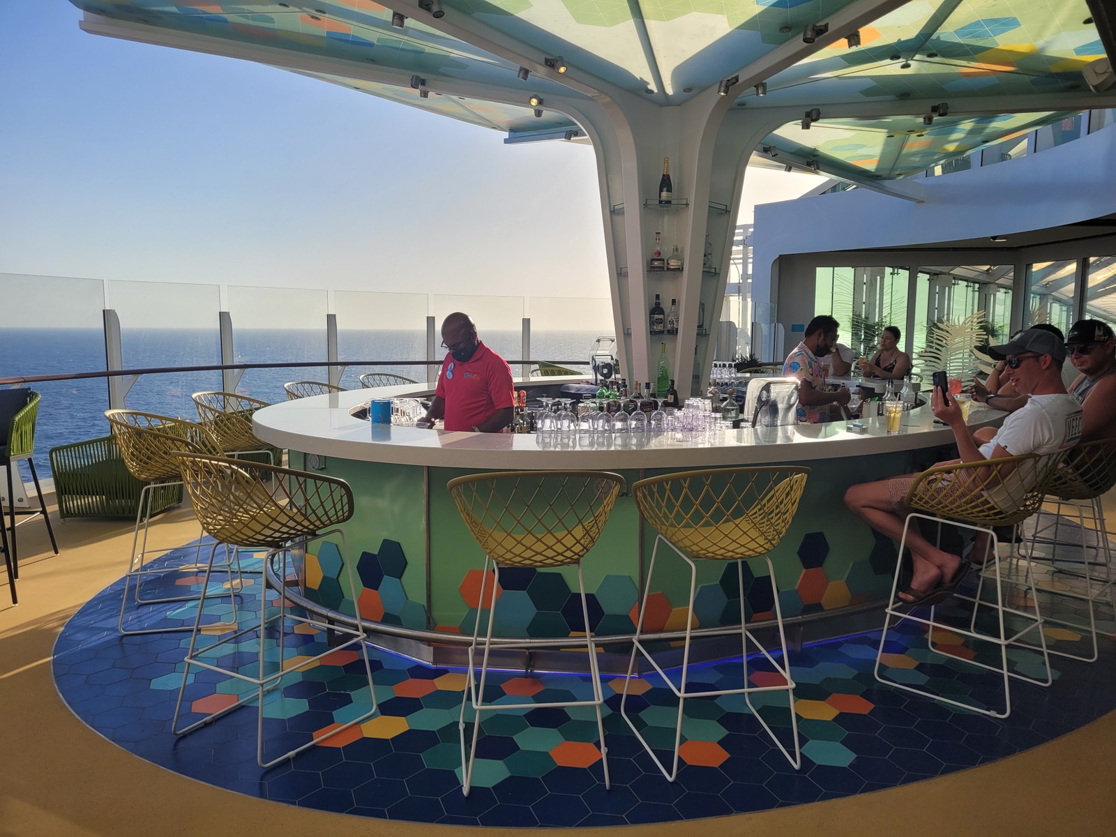 The Vue, o bar com a melhor vista para o oceano, é uma das novidades a bordo do Wonder of the Seas, o maior navio de cruzeiros do mundo, da Royal Caribbean — Foto: Eduardo Maia / O Globo