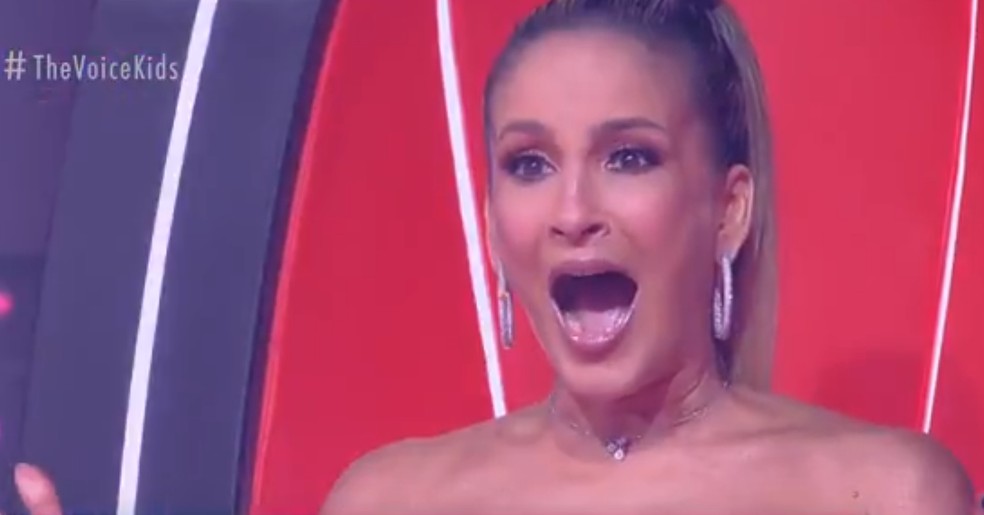 Claudia Leitte vibra com performance de Hellen Sandy no palco do 'The Voice Kids' — Foto: Globo