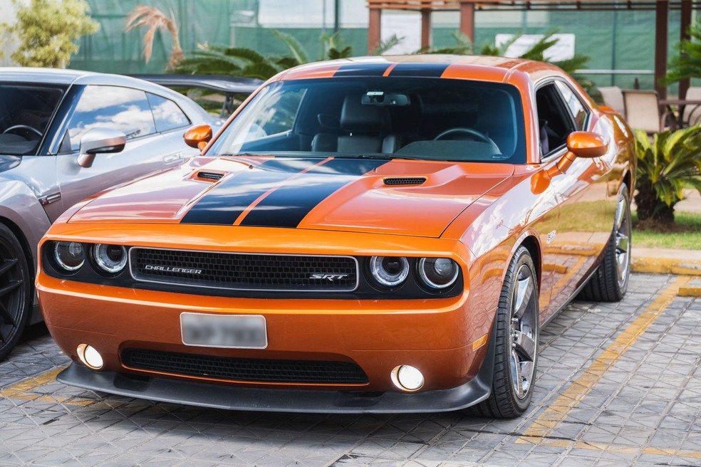 O Challenger laranja de Wallace é o seu segundo carro preferido — Foto: Bruno Castro/Autoesporte