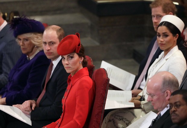 LONDON, ENGLAND - MARCH 11: Catherine, Duchess of Cambridge, (foreground centre), sits with Prince William, Camilla, the Duchess of Cornwall and Prince Charles, front row, Prince Andrew, background right, Meghan, the Duchess of Sussex and Prince Harry, at (Foto: Getty Images)