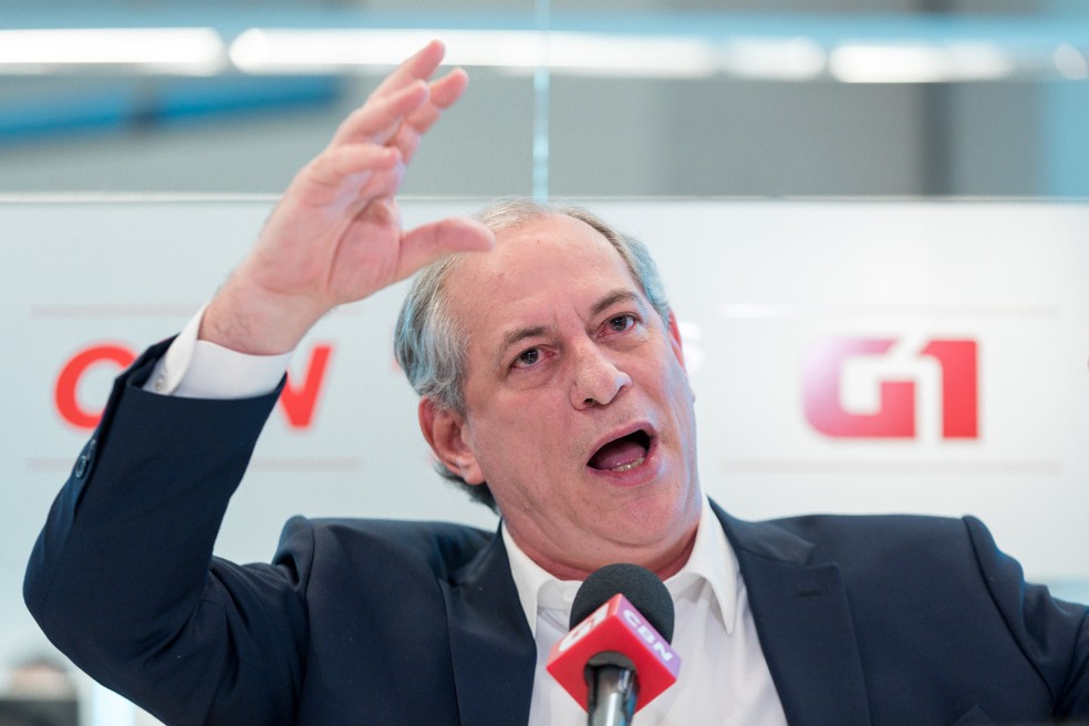 Ciro Gomes, candidato do PDT à Presidência,  fala durante entrevista ao G1 e à CBN no estúdio da rádio, em São Paulo — Foto: Marcelo Brandt/G1