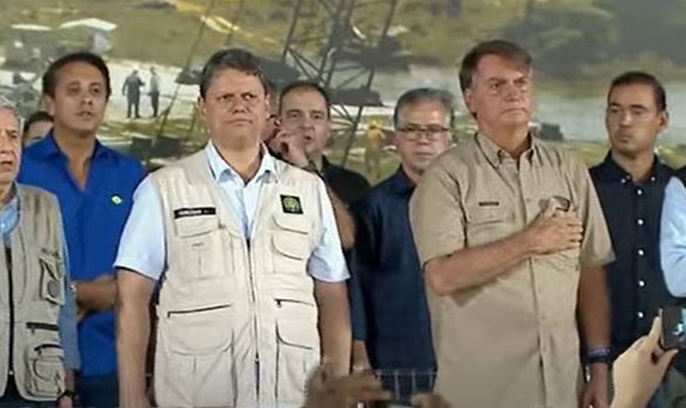 Ao lado do ministro Tarcísio Freitas (Infraestrutura), Bolsonaro participa de evento em Xambioá (TO) para visitar ponte em construção — Foto: Reprodução/TV Brasil