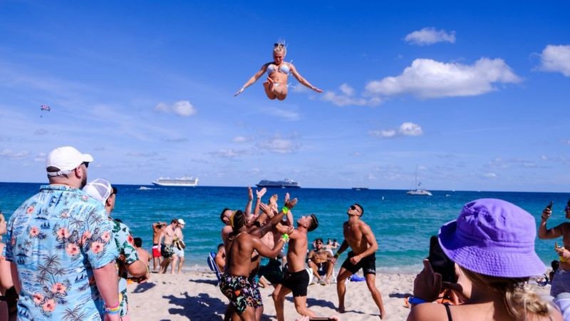 O sul da Flórida está cheio de turistas que foram passar as férias de primavera (Foto: Reuters via BBC)