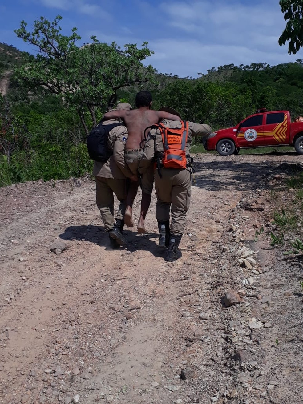 Homem foi resgatado nesta segunda-feira (11) depois de ficar perdido por seis dias em uma região de mata no Coxipó do Ouro, em Cuiabá — Foto: Corpo de Bombeiros de Mato Grosso/Divulgação