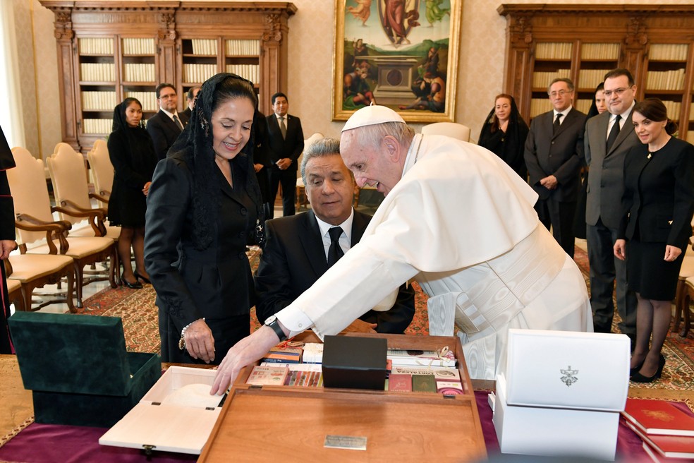 Papa Francisco troca presentes com presidente do Equador, Lenín Moreno, após audiência no Vaticano (Foto: Andreas Solaro/Reuters/Divulgação)