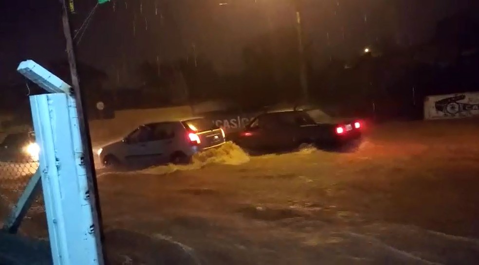 Carro do serralheiro foi visto sendo arrastado pela enxurrada que atingiu Itápolis: ele estava dentro do carro, diz a irmã — Foto: Arquivo pessoal