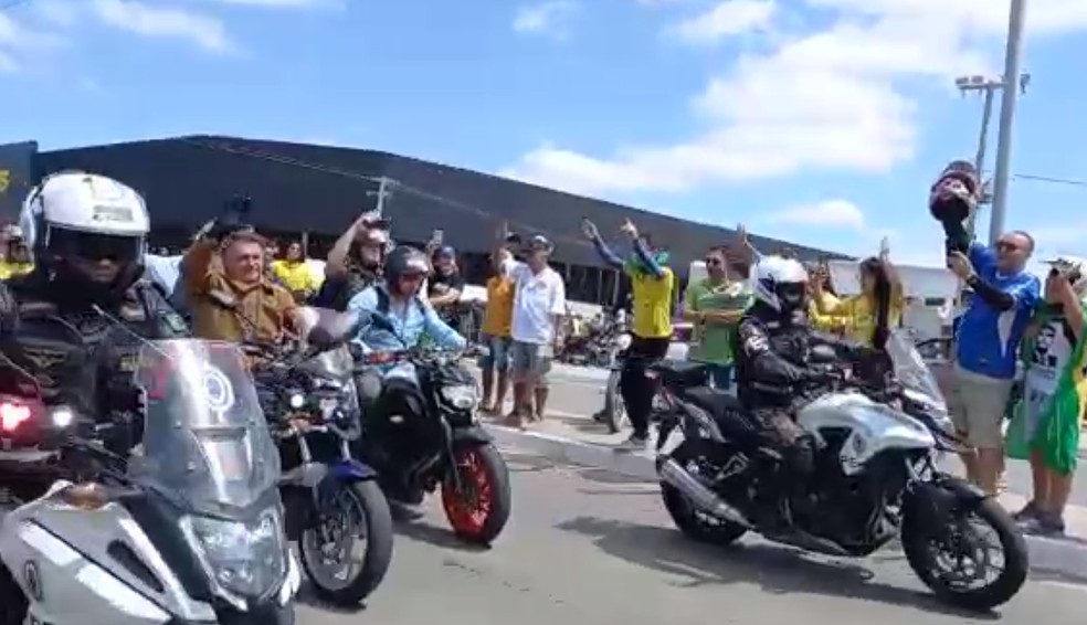 O presidente Jair Bolsonaro, em campanha em Pernambuco, saiu de moto de Santa Cruz do Capibaribe rumo a Caruaru — Foto: Reprodução