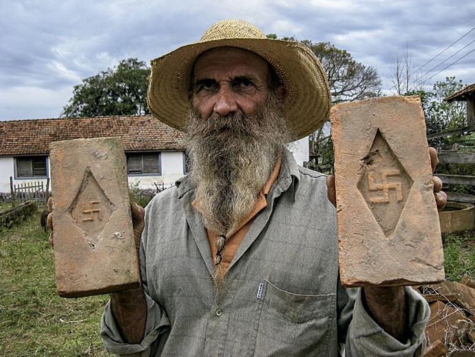 Tatão mostra os tijolos da fazenda (Foto: Gibby Zober)