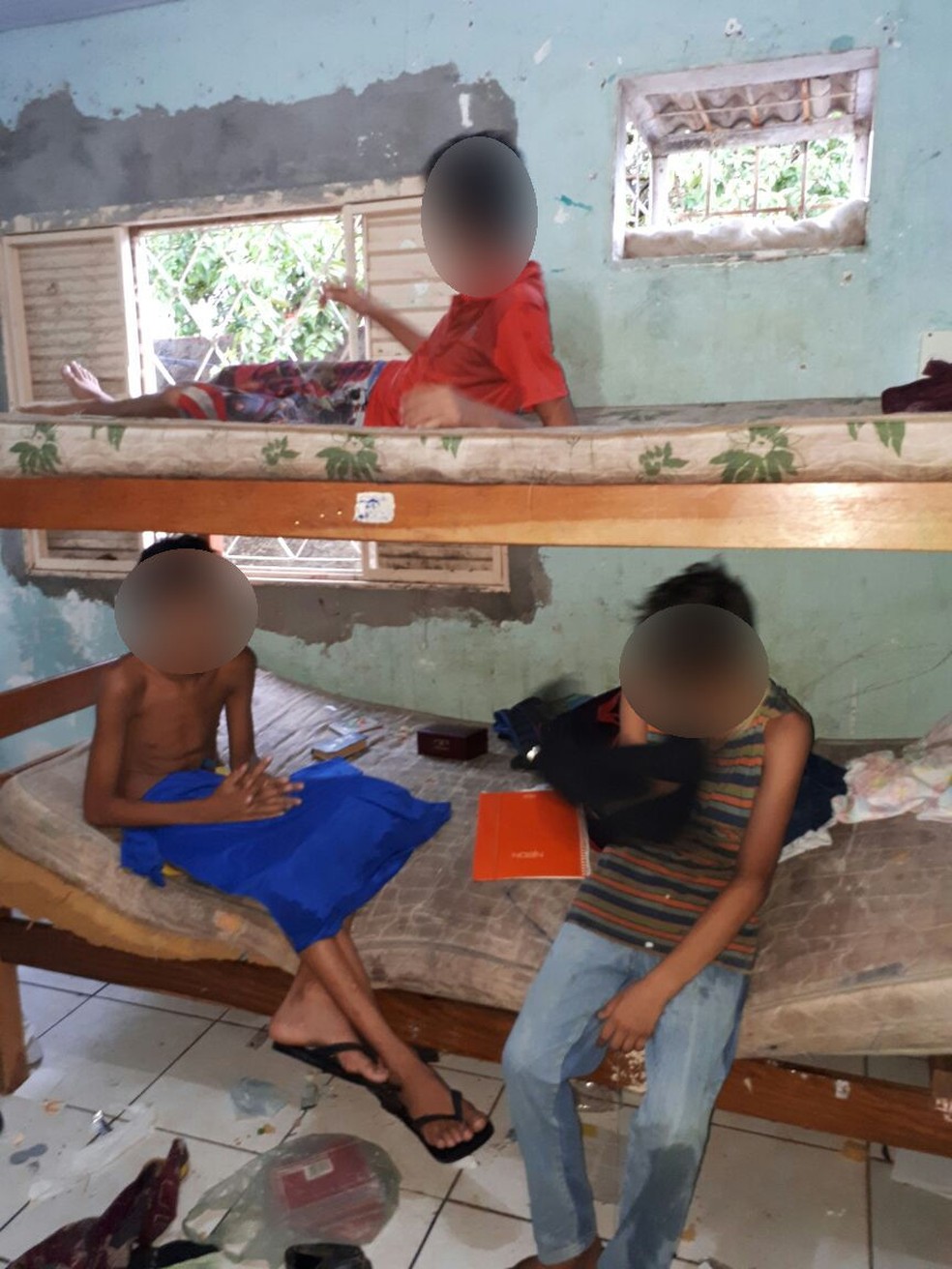 Segundo a polícia, crianças estavam em cômodo com sujeira e dormiam em colchão molhado (Foto: Polícia Civil de MT/Assessoria)