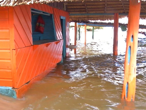 Nível do rio já alcançou barracas (Foto: Reprodução/TV Tapajós)