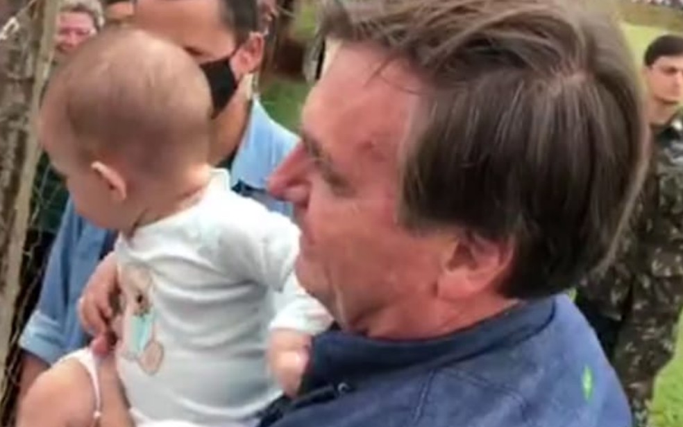 Com Pazuello, Bolsonaro vai a Goianápolis e, sem máscara, causa aglomeração | Goiás | G1
