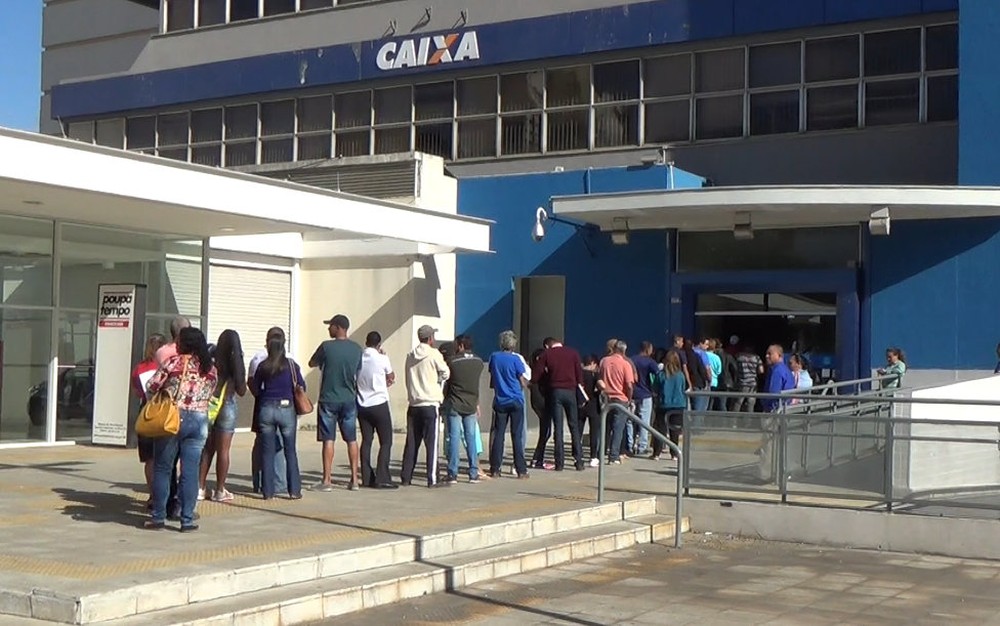 Trabalhadores brasileiros fizeram fila na Caixa Econômica para sacar FGTS entre março e julho deste ano (Foto: Aline Olaya/ EPTV)