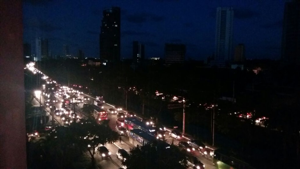 Por conta do apagão, apenas os faróis dos veículos iluminam a Avenida Agamenon Magalhães, no Recife (Foto: Robson Batista/TV Globo)
