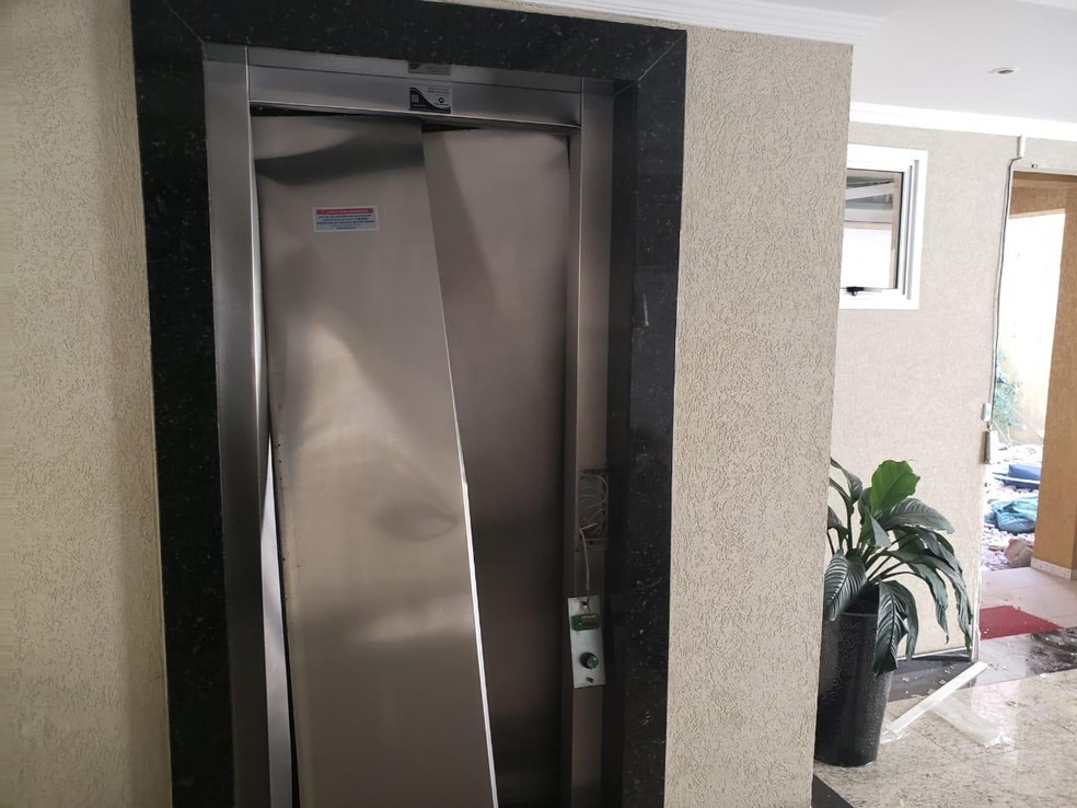 A entrada do elevador no térro do prédio também ficou bastante danificada com a explosão do apartamento no 6º andar — Foto: Arquivo Pessoal