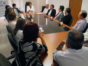 Governadora Rosalba Ciarlini e equipe de secretários se reúnem com representantes do Conselho Federal de Medicina (Foto: Ricardo Araújo/G1)
