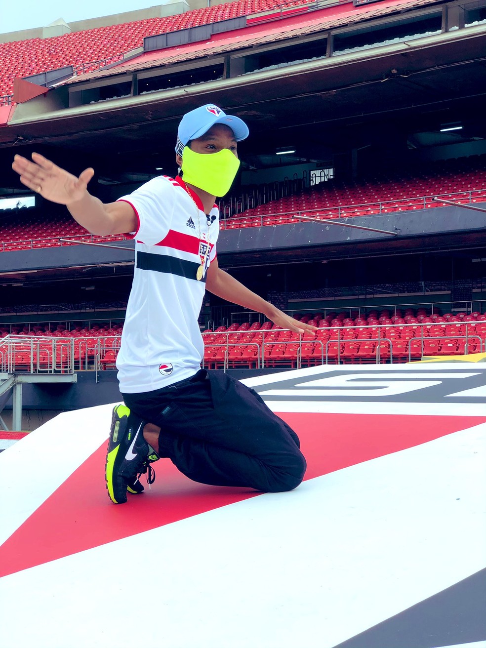 Ex-BBB Lucas Penteado faz tour no Morumbi e se emociona