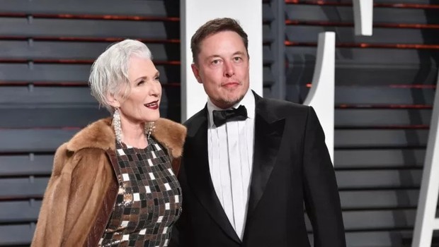 Maye Musk com seu filho, o multimilionário Elon Tusk, na festa de premiação do Oscar (Foto: Getty Images via BBC)