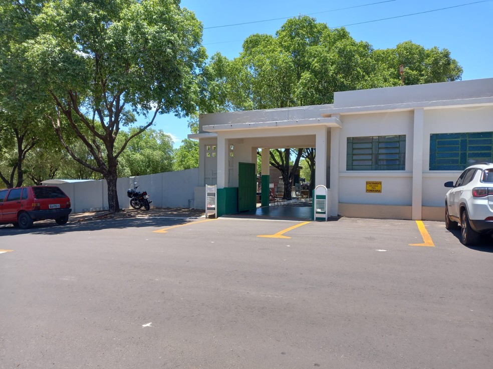 Corpo de brasileiro que morreu na Inglaterra é velado e sepultado em Dracena (SP) — Foto: Mariane Santos/TV Fronteira 
