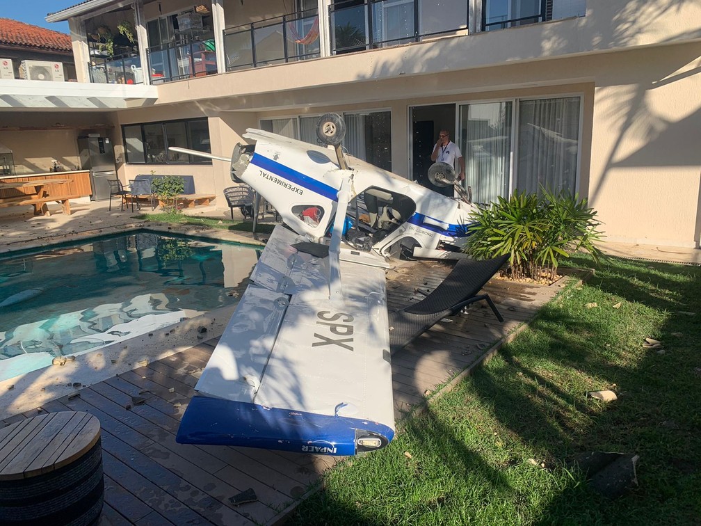 Ultraleve bateu no telhado e caiu virado para baixo no quintal de casa na Barra — Foto: Reprodução