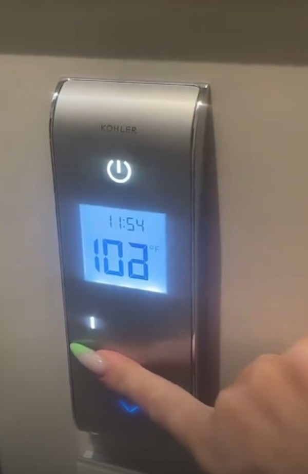 O painel eletrônico que controla a pressão e a temperatura da água do chuveiro da suíte de Kylie Jenner (Foto: Instagram)